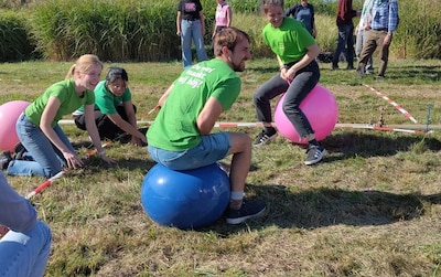 Bodembiologen in Wageningen leven zich uit tijdens het kampioenschap Worm Charming