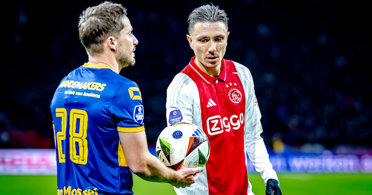 Genoeg voordelen bij contractverlenging Steven Berghuis, maar bij Ajax  hebben ze de handen al vol aan één lastige bankzitter | Voetbal | AD.nl