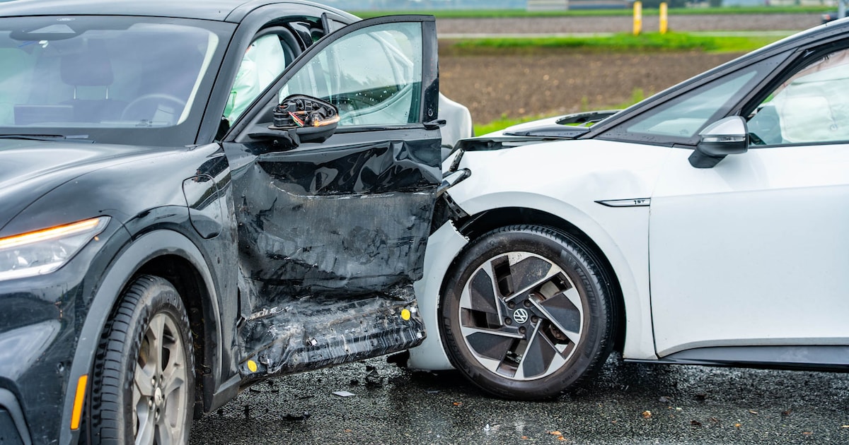 Forse schade na botsing tussen twee auto’s in Lelystad, geen gewonden