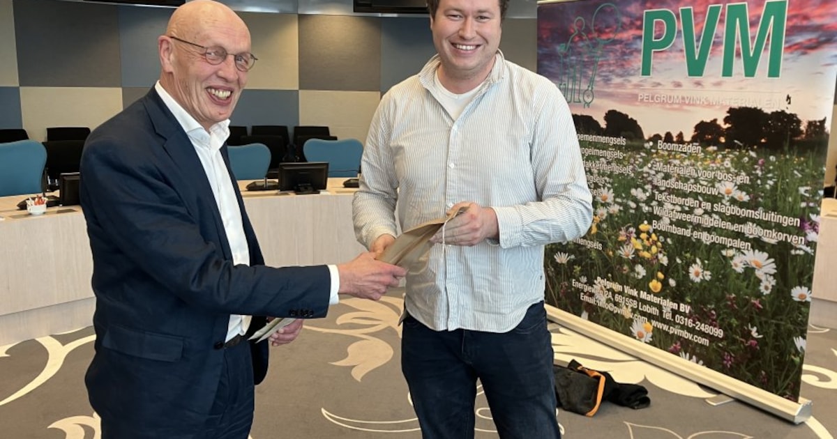 Wethouder den Teuling deelt bloemenzaad voor bloemrijke akkerranden in Leudal