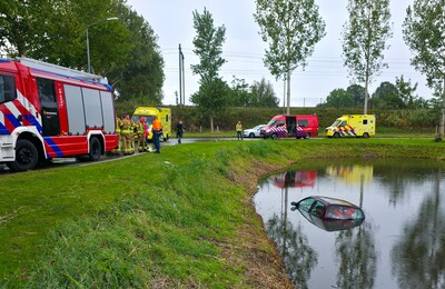 Auto belandt in water aan Dudokplein in Dordrecht
