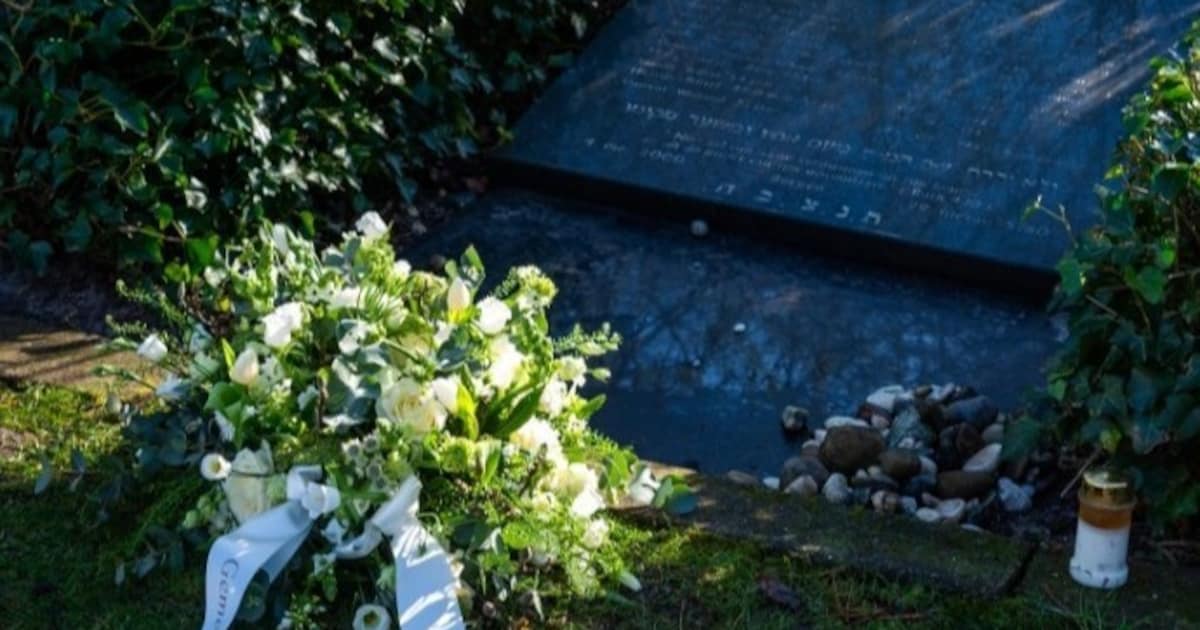 Burgemeester en kinderburgemeester leggen bloemen bij Holocauststeen Bergen