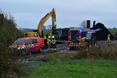 Grote shredder vat vlam tijdens versnipperen groenafval in Brakel, accu in machine wordt geblust