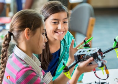 Meiden ontdekken techniek tijdens Girls’ Day in ’s-Gravenzande