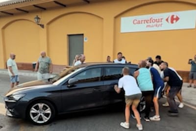 Toerist parkeert auto asociaal in Marbella, en dat lossen ze daar zó op