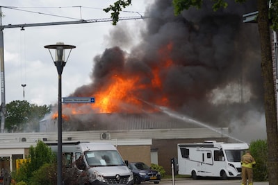 Zeer grote brand bij garagebedrijf in Norg: NL-Alert verstuurd en omgeving ontruimd