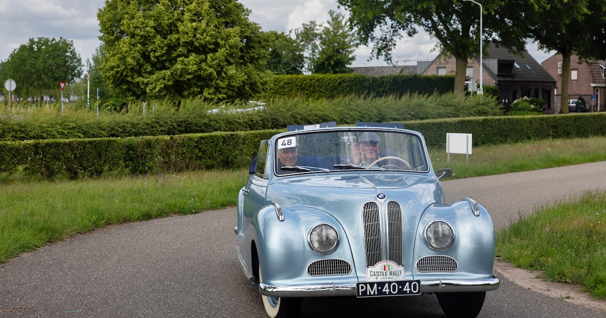 Klassieke auto’s rijden door Wassenaar tijdens Open Monumentendagen
