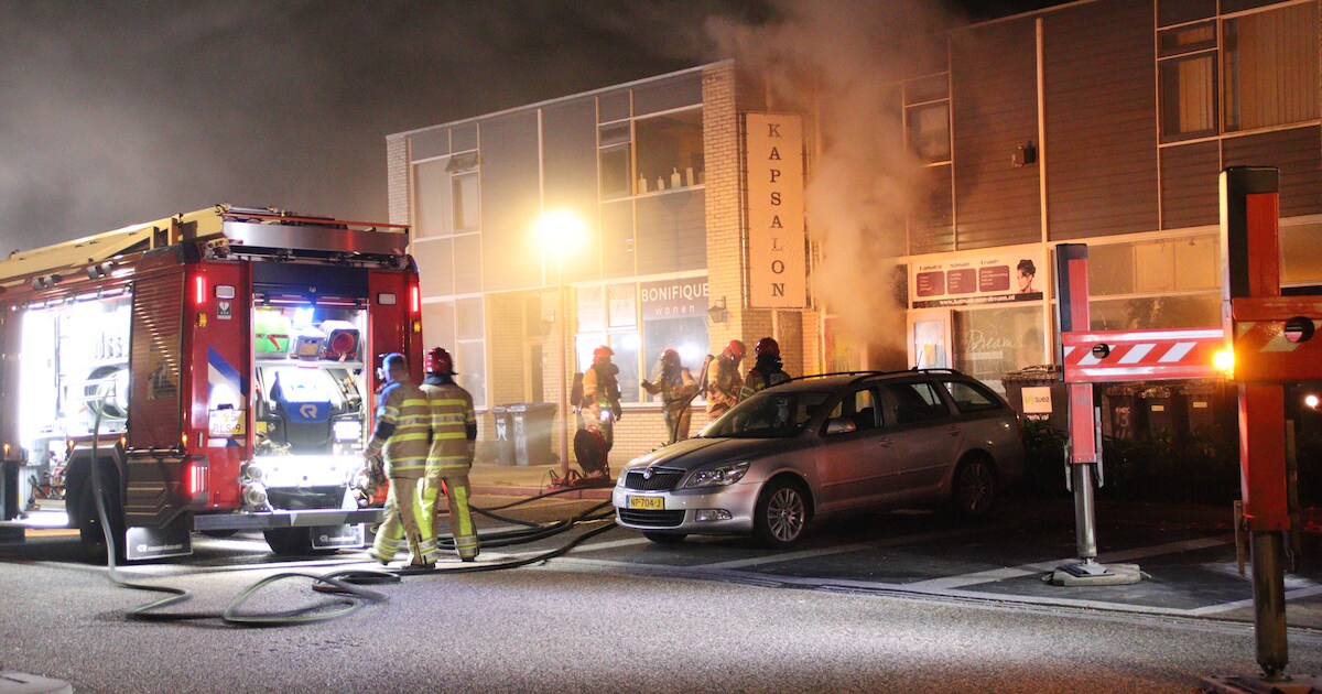 Brand in kapsalon aan de Jol in Lelystad: veel schade binnen