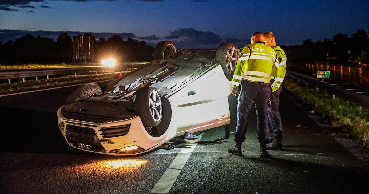 Auto over de kop geslagen op A6 tussen Lemmer en Joure