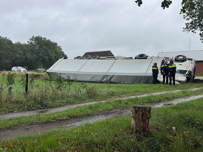 Vrachtwagen kantelt in sloot in Holten