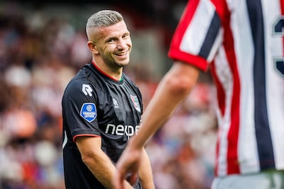 NEC op rozen tegen Willem II: Bryan Linssen schiet derde treffer snoeihard tegen de touwen