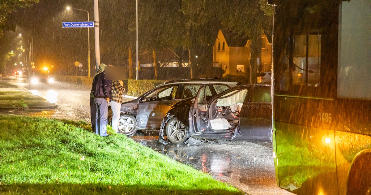 Twee voertuigen in botsing in Surhuisterveen