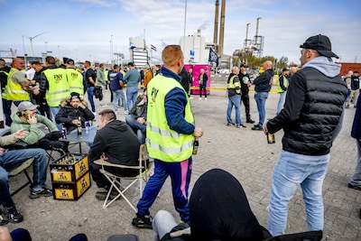 Stakende sjorders in Rotterdamse haven moeten maandag weer aan het werk, oordeelt rechter