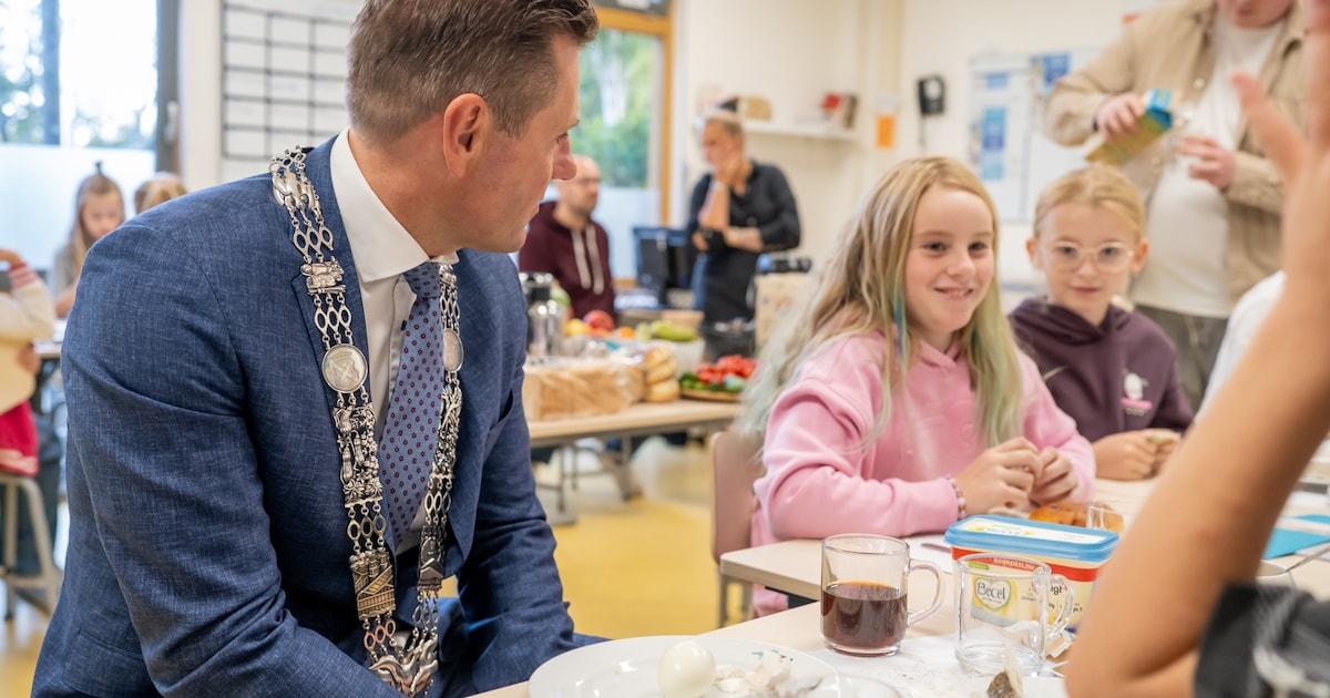 Burgemeester Lugthart ontbijt met groep 6 van Sint-Jozefschool in Nootdorp