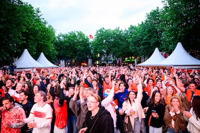 Hartje Amersfoort vult zich met Oranjefans die de eerste wedstrijd samen op groot scherm kijken
