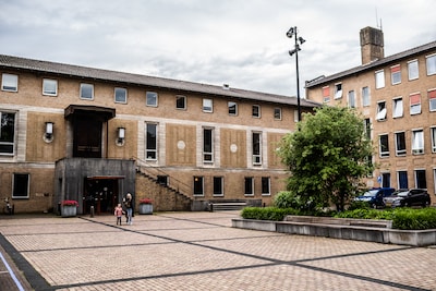 Renkum strijdt tegen leegstand: Raadhuis Oosterbeek wordt tijdelijke ‘creatieve broedplaats’