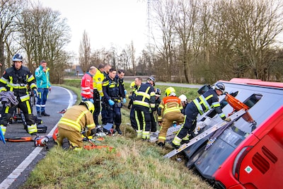 Bestuurder die op bus botste waarna Naomi (15) omkwam, zegt dat hij ‘bijna stilstond’: beelden tonen wat anders