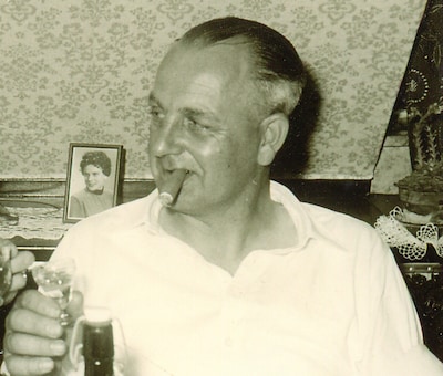 aan-de-borrel-met-een-sigaar-johan-kamphuis-werd-nooit-voor-zijn-werk-in-het-kamp-veroordeeld