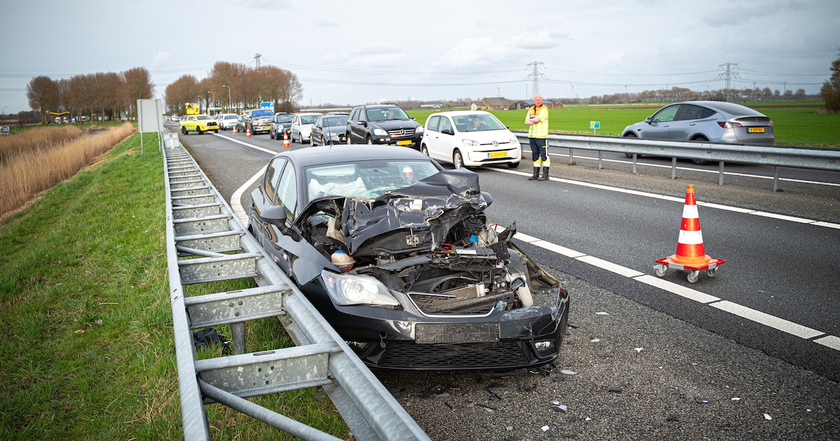 Auto in de kreukels na harde botsing tegen vrachtwagen op N57 bij Vierpolders