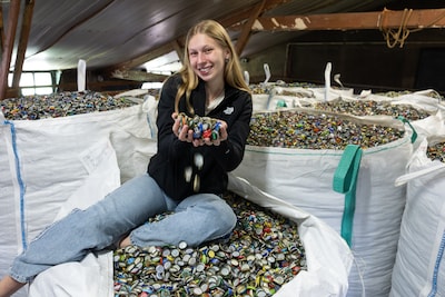 Sinds Tara 9 jaar was zamelde ze meer dan 40 miljoen flessendoppen in voor KiKa, maar nu móet ze stoppen