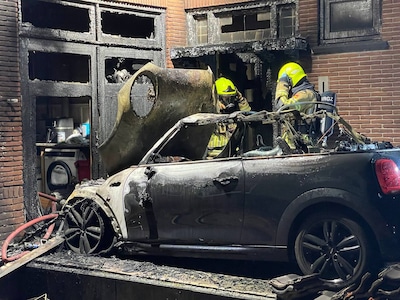 Auto in brand gevlogen op oprit in Berg en Dal, vlammen slaan over op woning