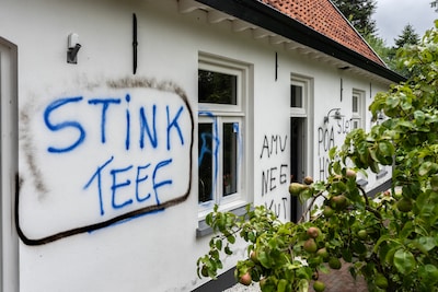 Huizen en auto’s beklad van voorstanders azc: ‘Dit gaat alle perken te buiten’