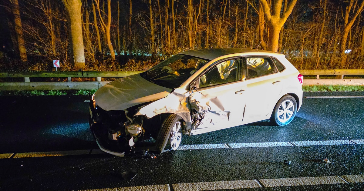 Frontale botsing op N217 in Maasdam