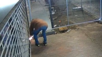 Beelden laten zien hoe man explosief aansteekt en wegrent, dan ontstaat enorme knal bij zonnestudio 