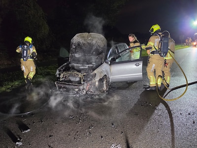 Auto vliegt tijdens het rijden in brand in Ede, bestuurder kan net op tijd uitstappen