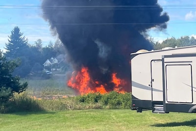 F-16 stort neer in buurt van woongebied in VS, piloot gebruikt schietstoel