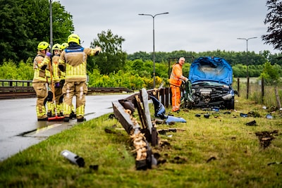 Auto botst tegen paal en vangrail op N348 bij Dieren