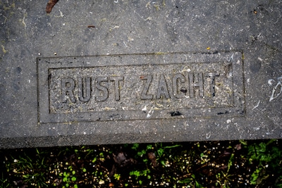 Eenzame uitvaarten op de schop? Team dichters moet anonieme doden gezicht geven, vinden politici in 