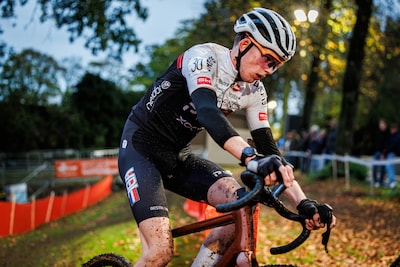 Naast talentvolle veldrijder is Kai van Hoof ook fietsenmaker: ‘Ik sleutel heel graag aan fietsen’