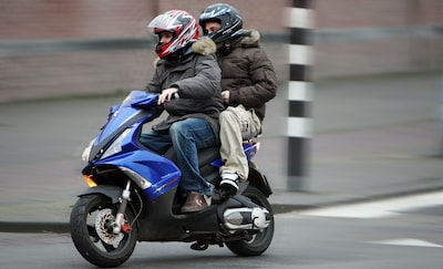 Jonge scooterrijder en vriend klemgereden door politie en komt ten val, nu hangt hem een lange taaks