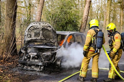 Auto volledig uitgebrand in Voorst, rookwolken vanaf A1 zichtbaar