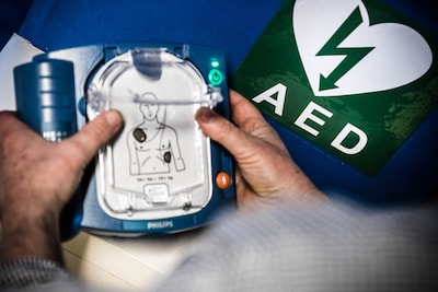 Baarn maakt zich zorgen om hoeveelheid AED’s en bhv’ers in gemeente: dit moet er gebeuren