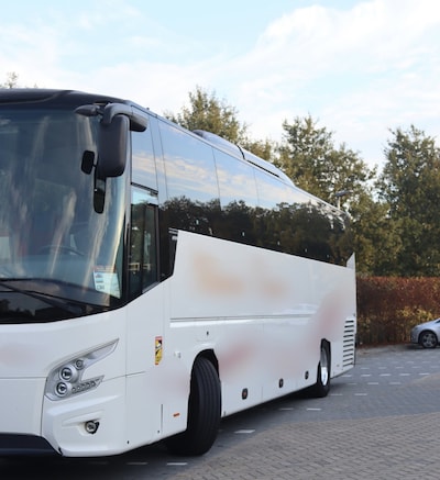 Vanuit een touringcar controleert politie op telefoongebruik: 106 boetes