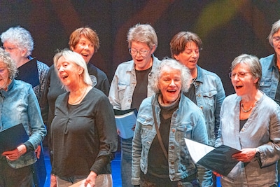 Duizend stemmen klinken op Zwolse korendag: ‘Mensen durven soms niet, maar het is juist zo gezond’