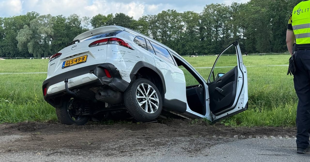Auto in sloot na ongeval op kruising in Saasveld