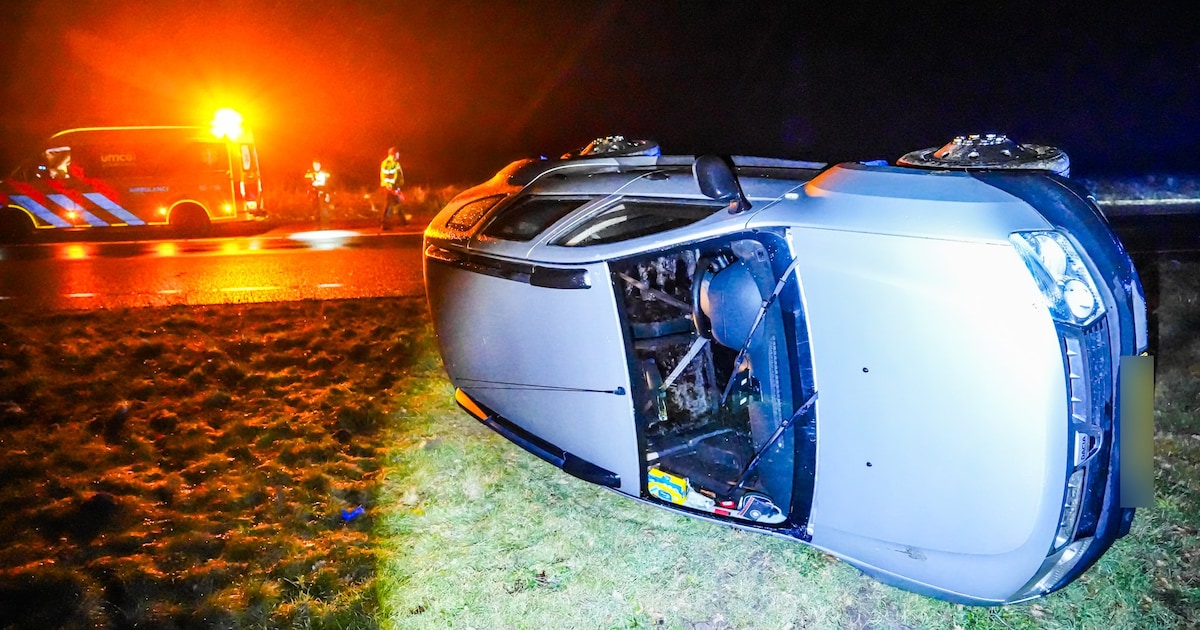 Auto belandt op zijkant na eenzijdig ongeluk op A37 bij Emmen door gladheid