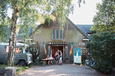 Tim Hobbelman zoekt verdwenen Tilburgs glas in lood: ‘Het spoor loopt dood in een kelder’