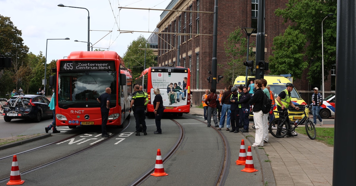 Fietser gewond na botsing met lijnbus in Delft