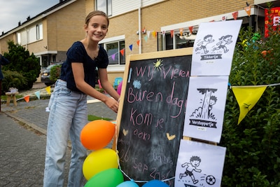 Saar (9) is jongste organisator van Burendag in Nederland: ‘Ook aan de grote mensen is gedacht’