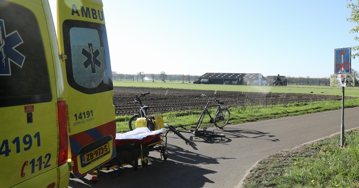 Fietser gewond na frontale botsing met bestelbus in Eemnes