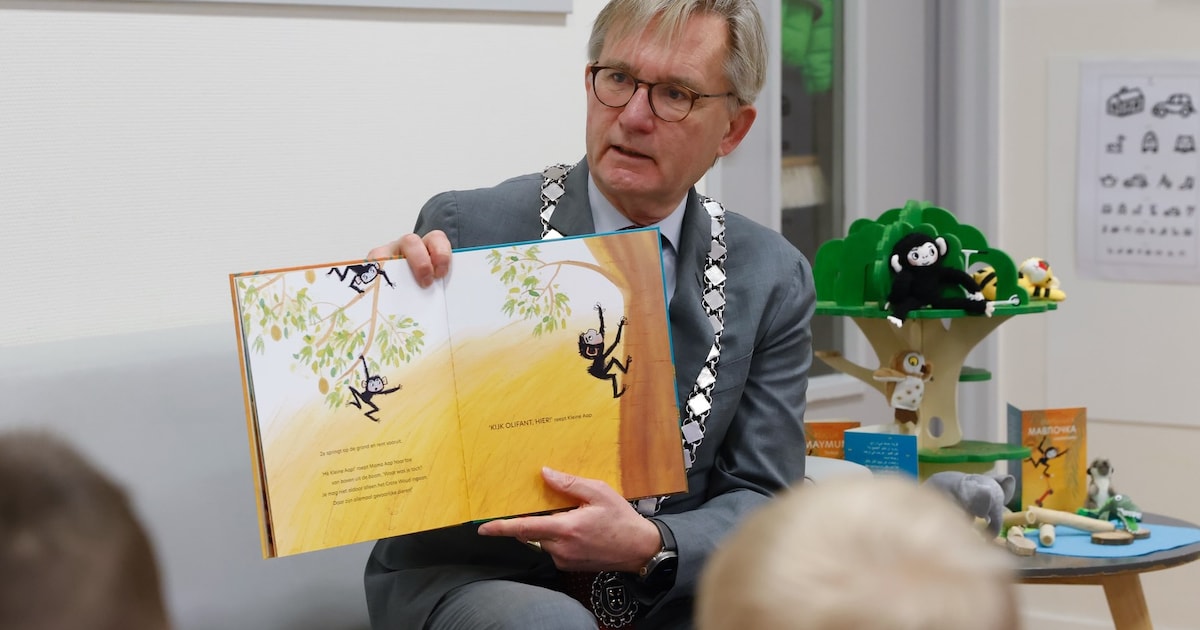 Burgemeester leest in Hilversum voor uit ‘De Kleine Aap’ tijdens ...
