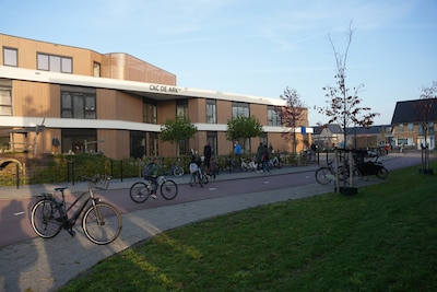 Leerkracht valt van trap op basisschool: leerlingen beginnen schooldag later