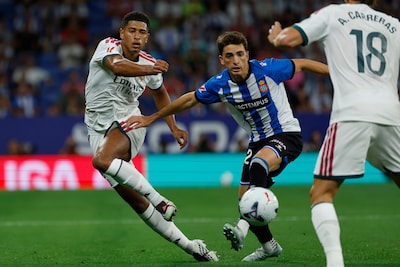 Jude Bellingham opent score voor Real Madrid bij officiële debuut van Denzel Dumfries