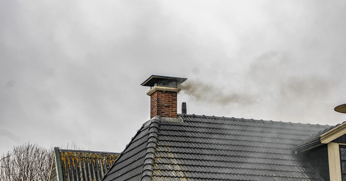 Donkere rook bij schoorsteenbrand in de Kloosterweg in Hartwerd | Regio ...