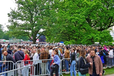 Bevrijdingsfestival Rotterdam drukbezocht: organisatie liet tijdelijk geen nieuwe bezoekers toe