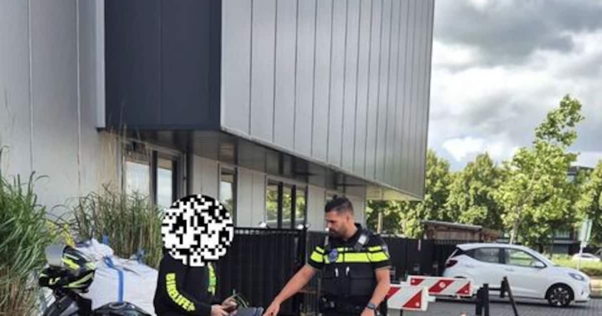 Motorrijder danst op motor en scheurt met 165 kilometer per uur over weg, politie grijpt in